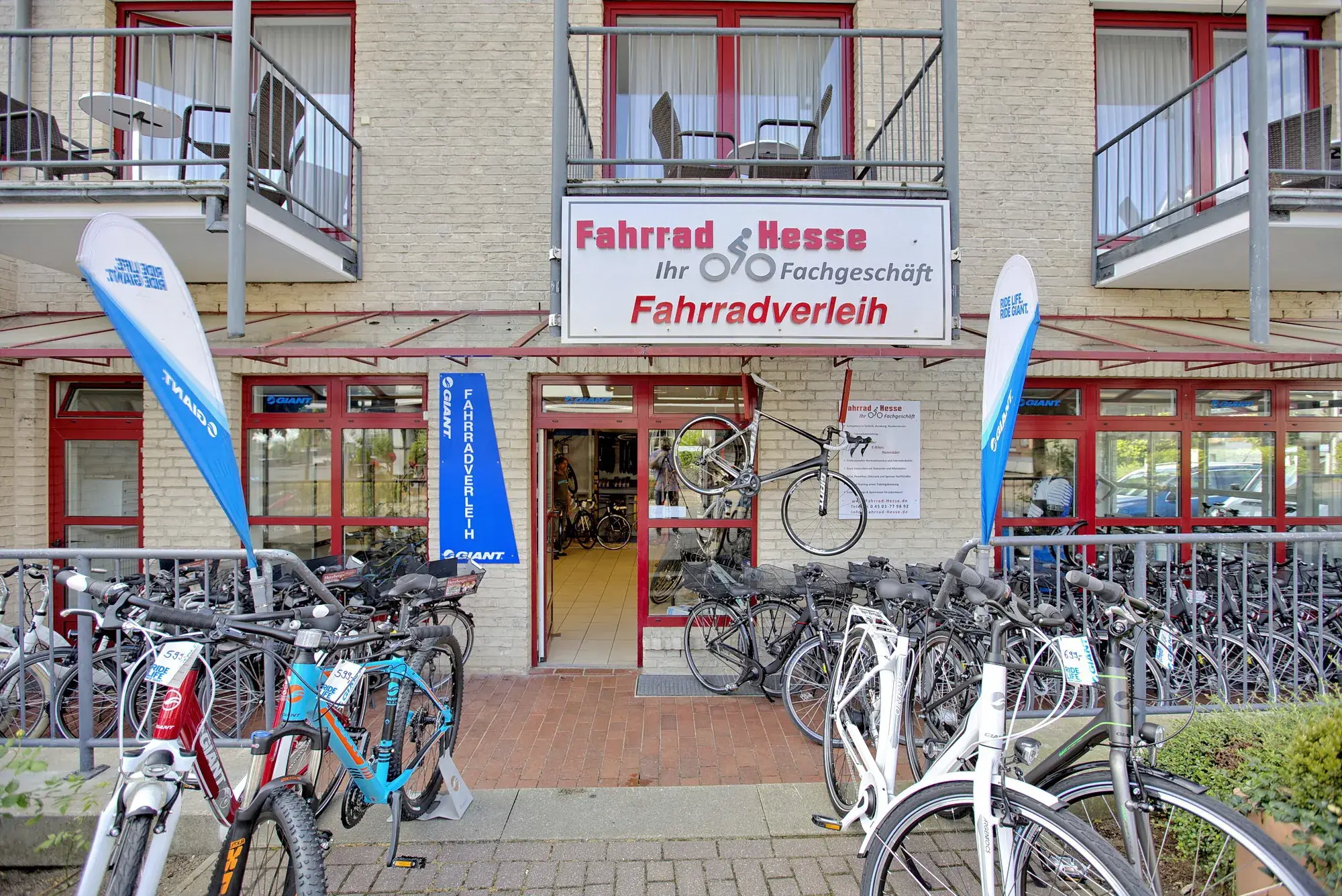 Ladenfront von Fahrrad Hesse in der Strandallee in Scharbeutz mit Leihrädern vor dem Eingang